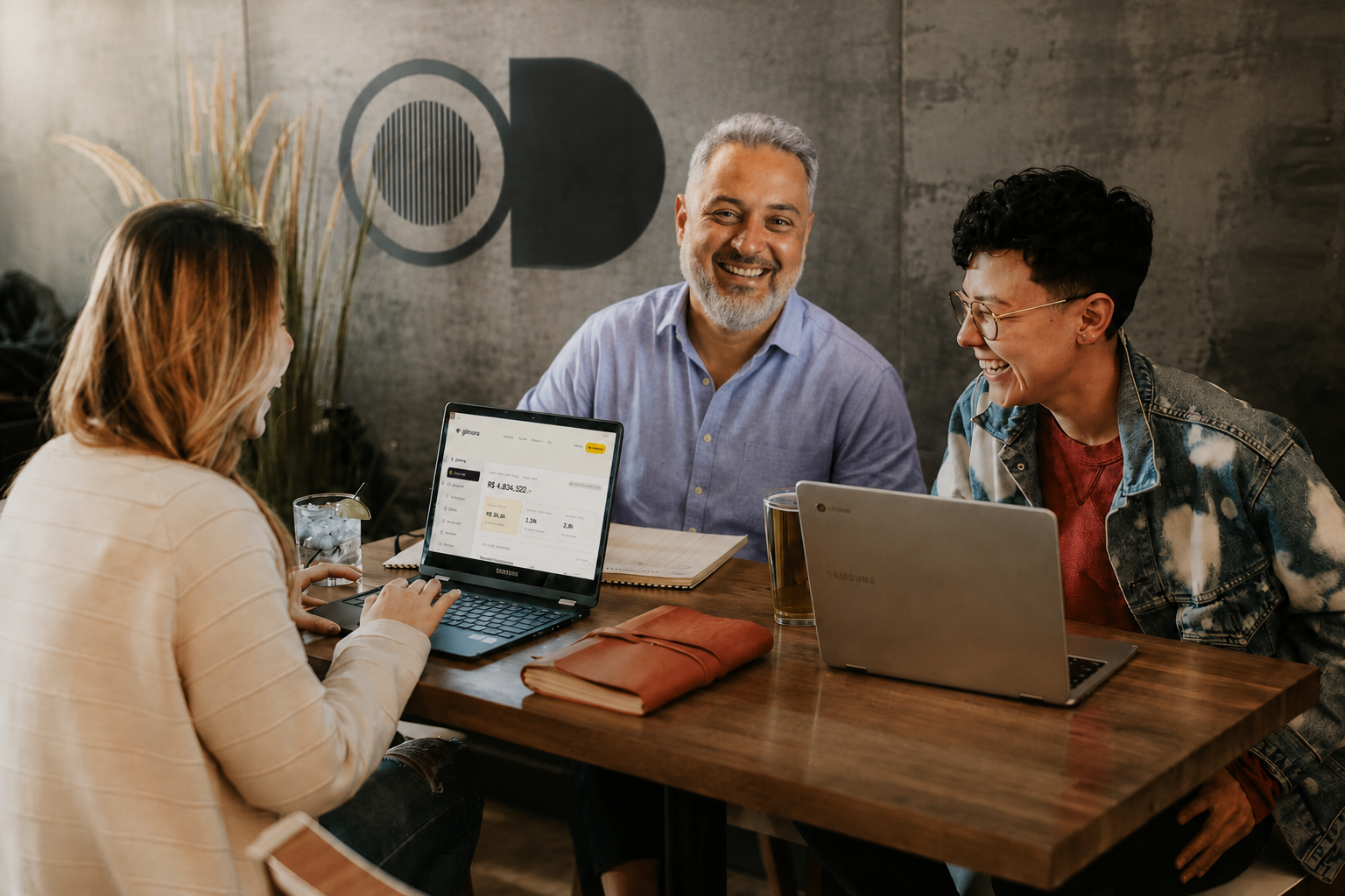 Equipe da TheNeil acompanhando resultados de uma operação em produção