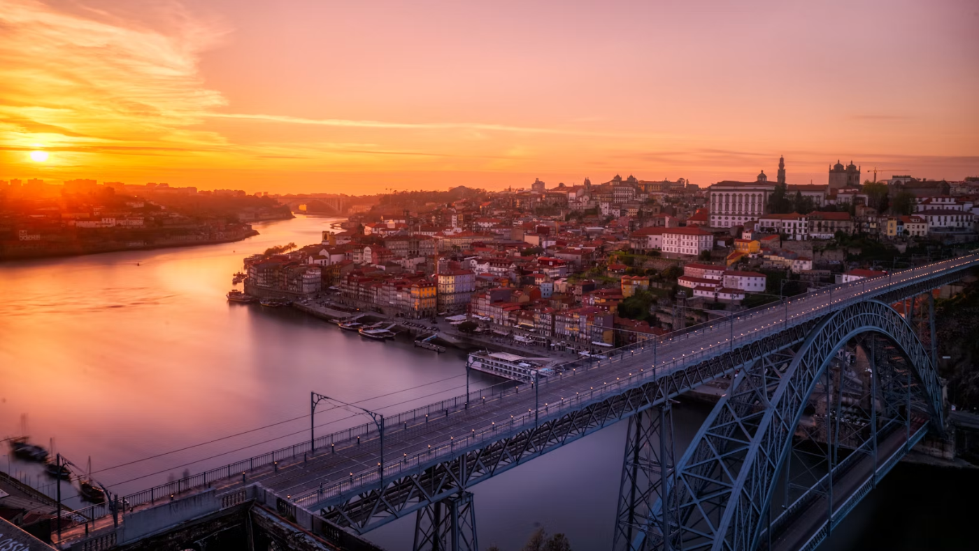 Cidade do Porto, Portugal, ao pôr do sol sobre o rio Douro e a ponte Dom Luís I