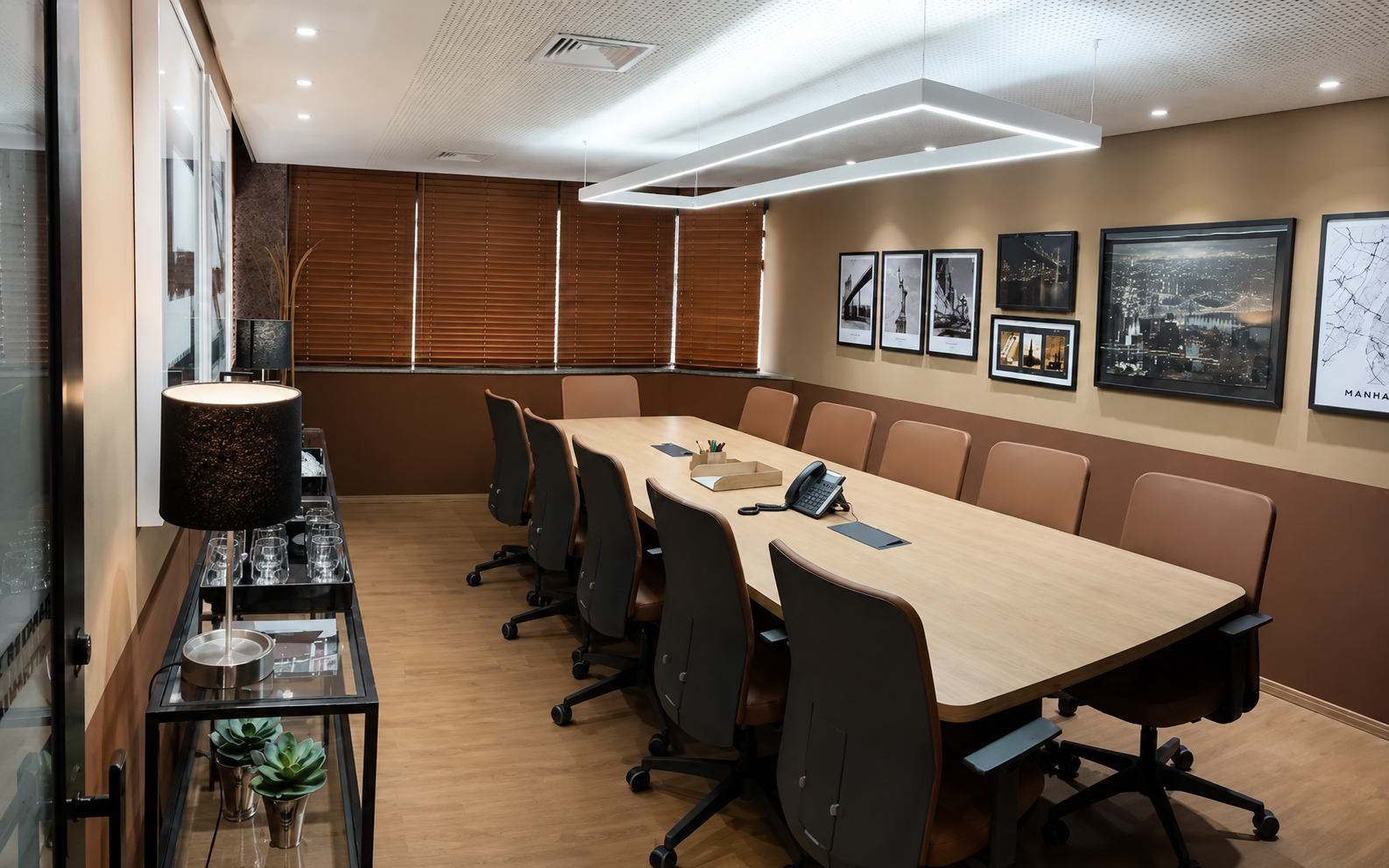 Sala de reunião com vista para a cidade no Workspace TheNeil